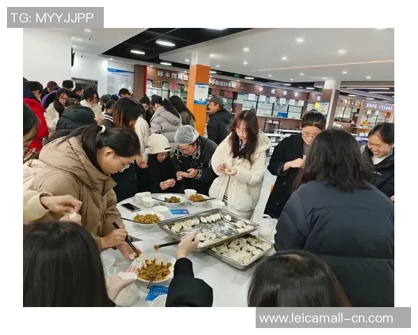 参与慈悲活动,埃梅里和纳赛尔一同去沙龙公益食堂帮助